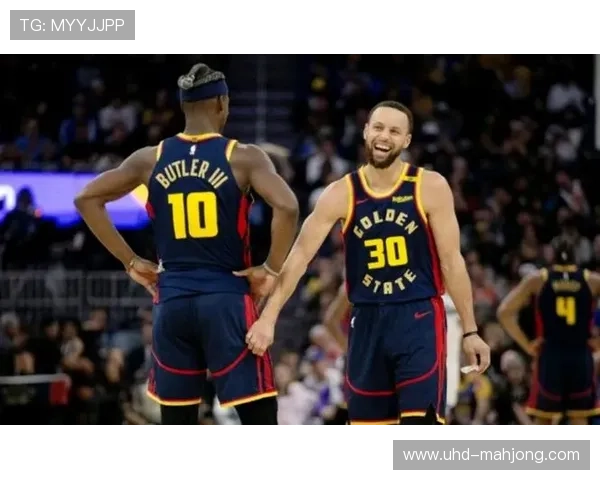 库里赛后拥抱萨博尼斯，加州德比展现温情时刻